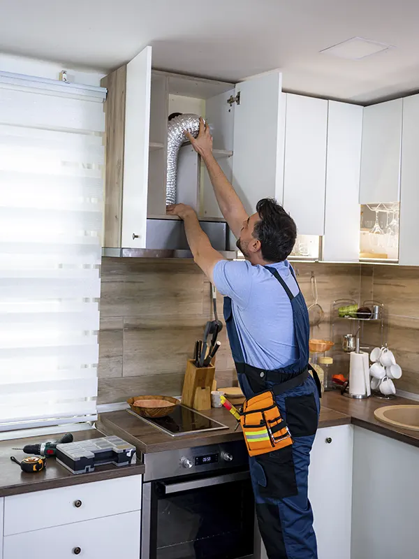 Multiservicios Zaragoza - Empleado trabajando en una reforma de cocina
